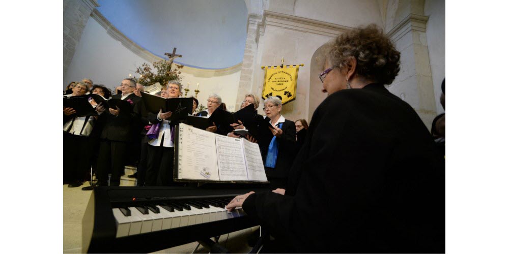 la-chorale-de-caumont-sur-durance-a-anime-la-journee-1579453806