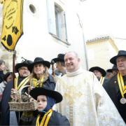 la-procession-dans-les-rues-jusqu-au-parvis-de-la-mairie-1579453806